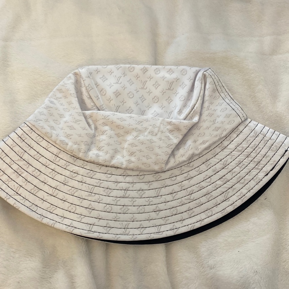 Louis Vuitton Bucket Hat, white, one size.